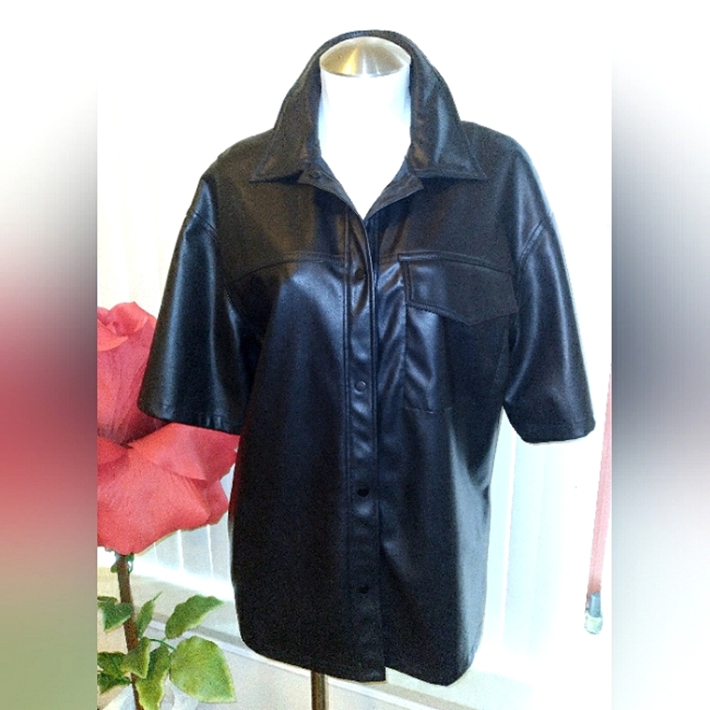 💲IT'S A SALE!! EUC FAUX LEATHER TOP💲